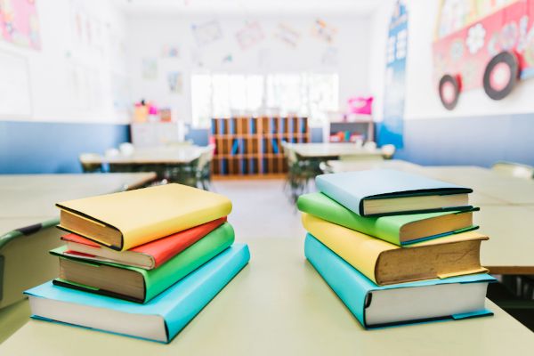 libros sobre mesa aula